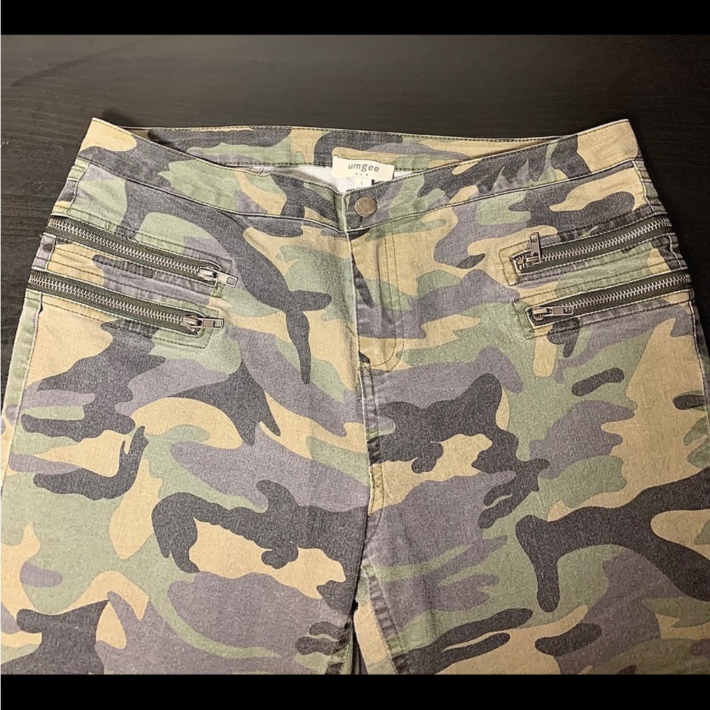 Umgee Women’s Camoflage Skinny Pants with Zipper Accents- Size L
